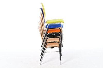 Stapelbare Seminarstühle mit Sitz- & Rückenpolster
